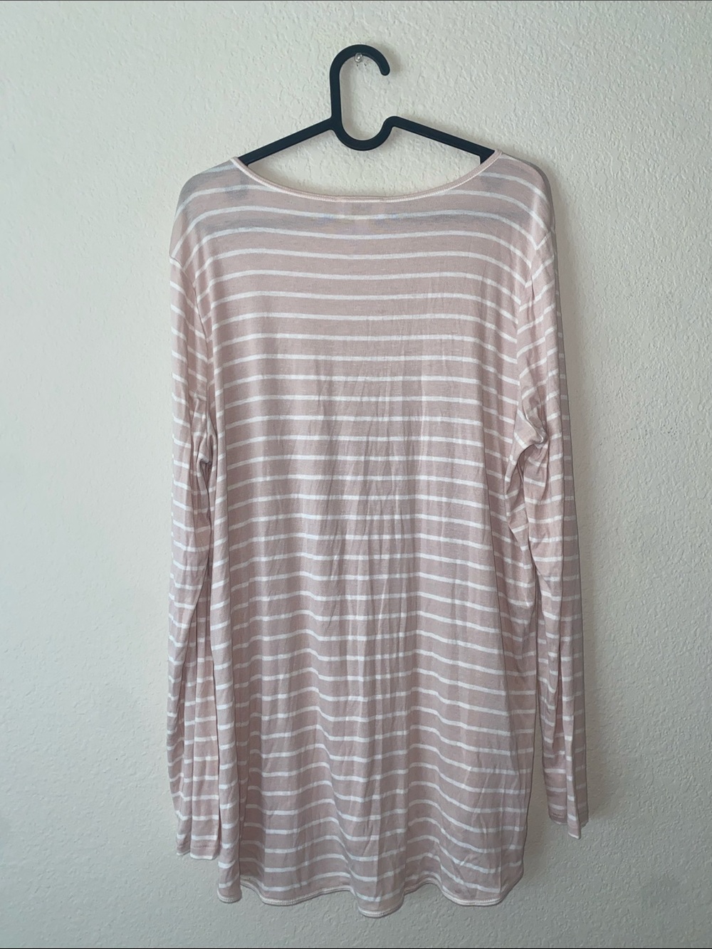 ✨Pink and White Long Sleeved Loft top! - Picture 4 of 7